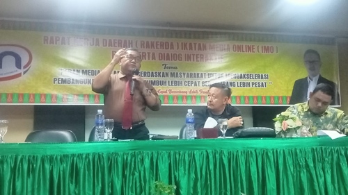 Permalink ke Drs Wahyudi El Pangabean Menjadi Narasumber Rapat kerja Ikatan Media Online Riau Serta Dialog Interaktif