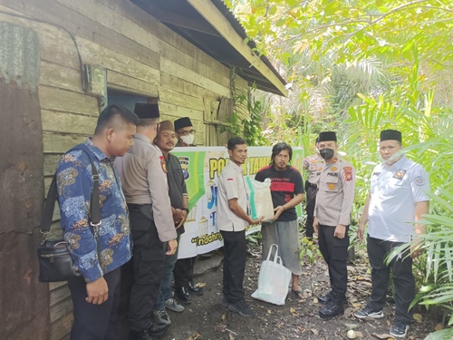 Permalink ke Sahabat Polisi Indonesia DPW Riau Dampingi Polsek Tambang Lakukan Jumat Berkah Dengan Berbagi Sembako Kepada Warga Tak Mampu