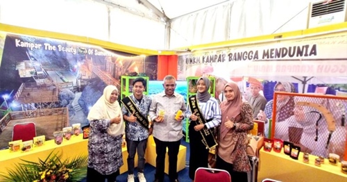 Permalink ke Pj Bupati Kampar Dr. H. Kamsol, MM Mengunjungi Stand Riau Expo Kabupaten Kampar di Lapangan MTQ Pekanbaru