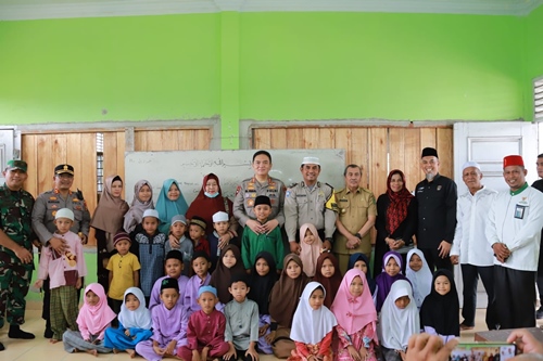 Permalink ke Aiptu Mustakim, Bhabinkamtibmas Pengajar Ngaji di TPA, Mendapat Kejutan Kapolda dan Gubernur Riau