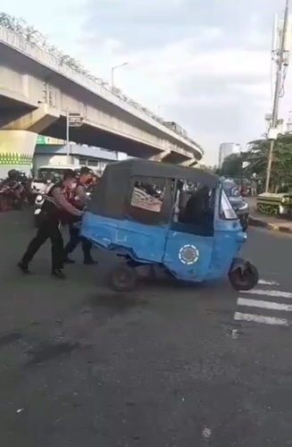 Permalink ke Antisipasi Kemacetan, Personel Samapta Polres metro jakarta barat Sigap Bantu Dorong Bajaj Yang Mogok Di Traffic Light Green Garden