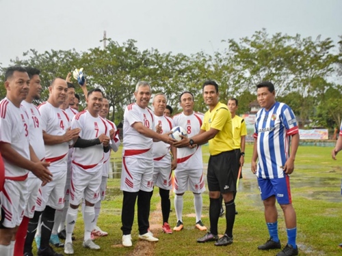 Permalink ke Pj Bupati Kampar Resmi Turnamen Sepakbola Omputaka (Empat Puluh Tahun ke Atas) Cup I 2023