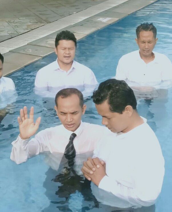 Permalink ke Enam Orang Jemaat GPdI Mawar Sharon Menerima Baptisan