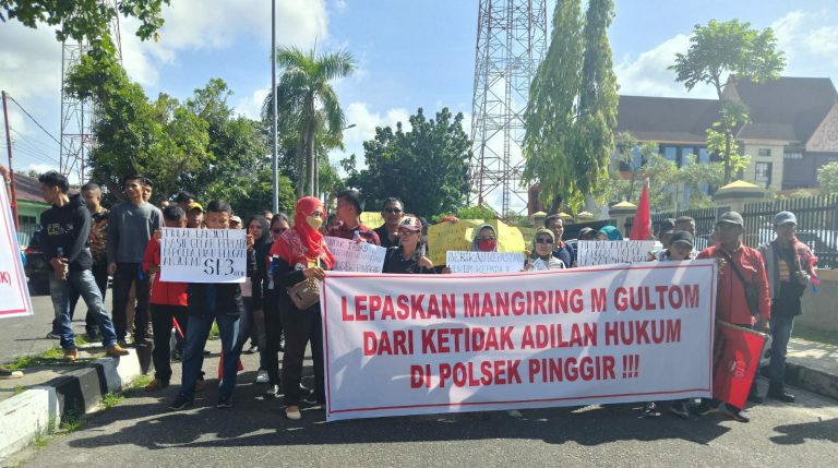 Permalink ke Tuntut Tahanan Polsek Pinggir Dibebaskan, Ratusan Masa SPKN Riau Gelar Aksi Unjuk Rasa