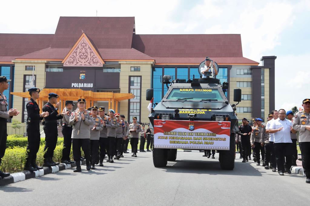 Permalink ke Terkejut, Danlanud RSN Dilepas Kapolda Riau Dengan Arakan Mobil Baracuda