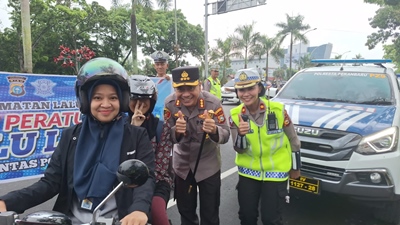 Permalink ke Kampanye Keselamatan Lalu Lintas, Kapolresta Pekanbaru Bagi Helm Gratis Kepada Anak-anak