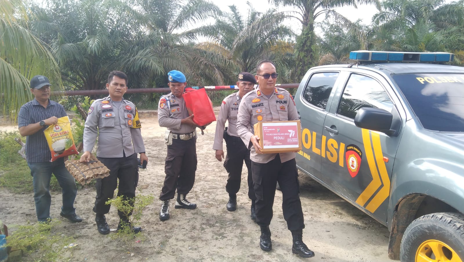 Permalink ke Polsek Minas Polres Siak Polda Riau Peduli, Berikan Bantuan Paket Sembako Kepada Keluarga Tersangka Curat