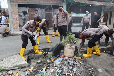 Permalink ke Polres Dumai dan Polsek Jajaran Melaksanakan Pembersihan Sampah Secara Serentak