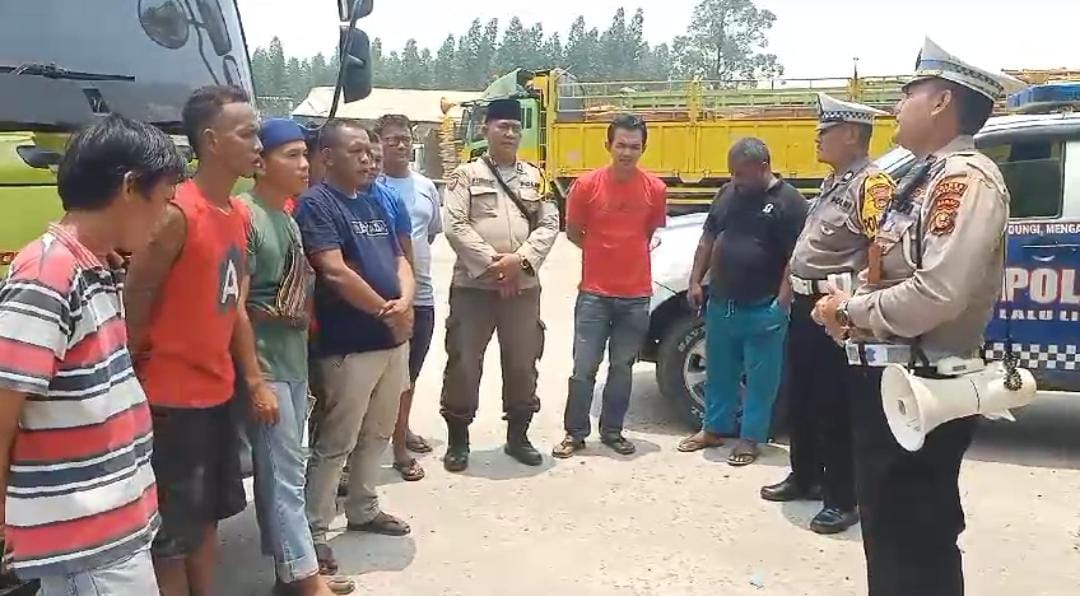 Permalink ke Cegah Pungli, Personil Polsek Tualang Sampaikan Himbauan Pencegahan Pungli Kepada Supir Truck.