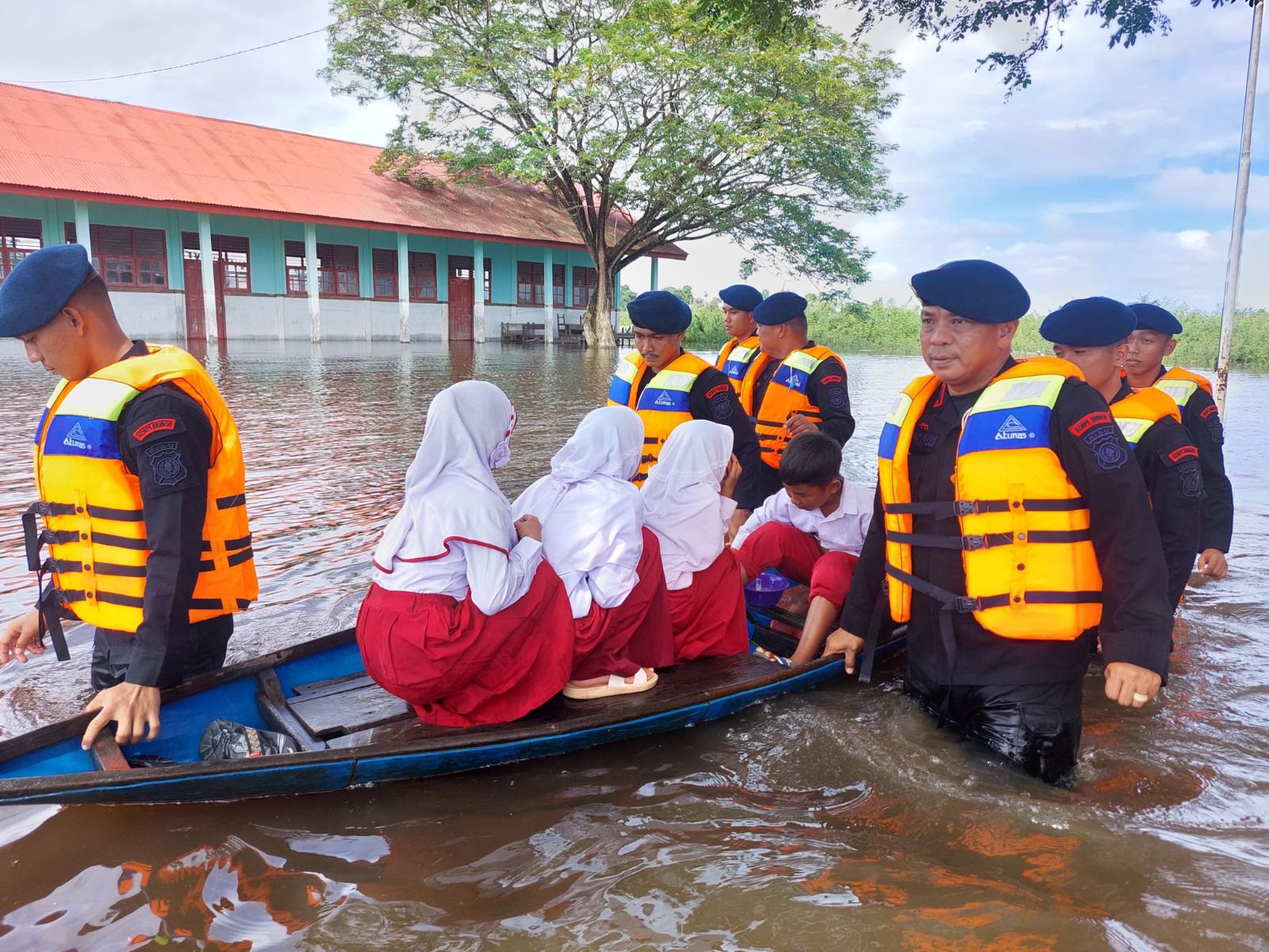 Permalink ke Jalankan Instruksi Kapolda, Personel Batalyon B Brimob Gerak Cepat Bantu Korban Banjir