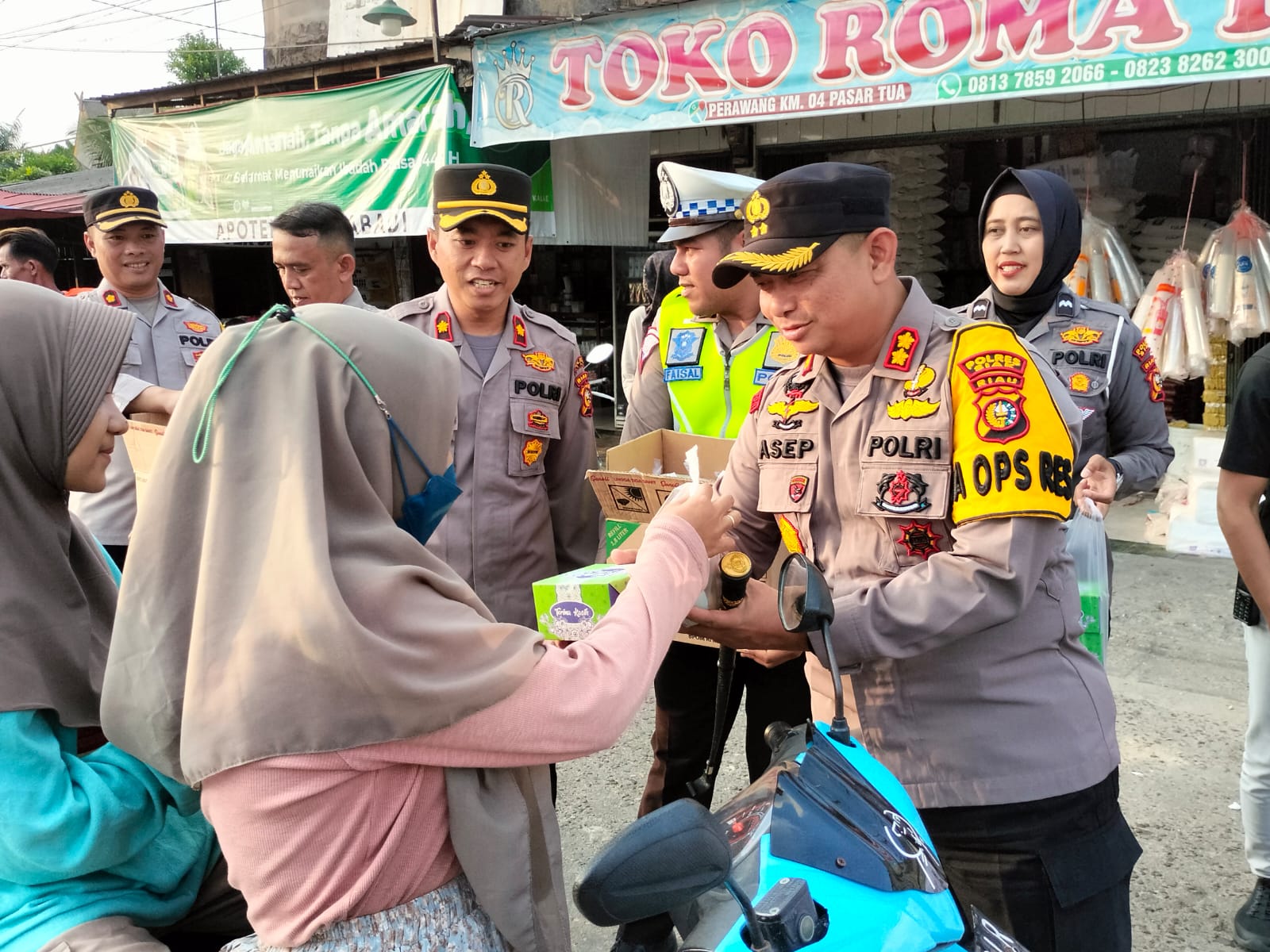 Permalink ke Berkah di Bulan Ramadhan, Kapolres Siak Bersama PJU Polres Siak Bagi-Bagi Takjil Untuk Masyarakat di Pos Pam Kecamatan Tualang