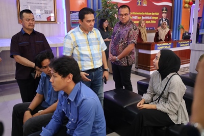 Permalink ke Hari Raya Idul Fitri 1445 H, Petugas Imigrasi Kanwil Kemenkumham Riau layani Ribuan Masyarakat yang hendak ke Malaysia melalui Bandara SSK II Pekanbaru