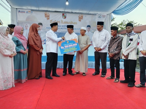 Wakil Wali Kota Pekanbaru Markarius Anwar menyerahkan bantuan dana pembangunan sebesar Rp100 juta kepada pengurus Masjid Nurul Huda saat kegiatan Safari Ramadan Pemerintah Kota Pekanbaru, Kamis (26/2/2026). Bantuan tersebut merupakan bentuk dukungan Pemko Pekanbaru terhadap penguatan sarana ibadah dan pemberdayaan masjid sebagai pusat kegiatan keagamaan dan sosial masyarakat.