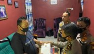Permalink ke Jenguk Anggotanya yang Terluka Setelah Menabrak 2 Pelaku Jambret, Kapolresta Kagum Keberanian Bripka Oktavianus Yusbar