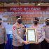 Polisi Tabrakkan Diri ke Motor Jambret di Riau Dapat Penghargaan: Piagam hingga Rekomendasi Sekolah