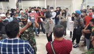 Permalink ke POLSEK PEKANBARU KOTA REDAMKAN AKSI SPONTANITAS PEDAGANG SUDIRMAN TRADE CENTRE.