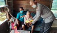 Permalink ke Kapolres Kampar Berikan Sembako ke Atuk Kutar, AKP Arlion Baiki : Kondisinya Semakin Sehat