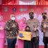 Kunjungan Kerja Ke Dumai, Kapolda Irjen Iqbal Hadiahkan Sepeda Motor Kepada Peserta Vaksin Lansia.
