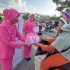 Bhayangkari Cabang Kampar Bagikan Takjil untuk Warga dan Pengendara yang Melintas.