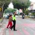 Strong Poin Pagi, Personil Satlantas Polres Kampar Bantu Sebrangkan Anak Sekolah