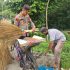 Pedagang Sapu Keliling Kaget Bukan Kepalang, Dagangan Diborong Pak Polisi