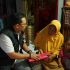 Peringati Hari Ibu, Ditreskrimum Polda Riau Berikan Bantuan Kepada Seorang Wanita Pemulung