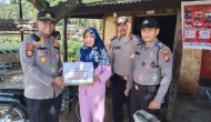 Permalink ke Meningkatnya Harga Bapokting, Kapolsek Tapung Hulu Beri Sembako Pada Warga