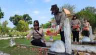 Permalink ke Jajaran Polisi Wanita atau Polwan Polres Dumai Melaksanakan Upacara Ziarah dan Tabur Bunga