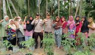 Permalink ke Kapolsek Kempas IPTU Mardani Tohenes Giat Cooling System Sambangi Kelompok Wanita Tani (KWT) Desa Rumbai Jaya.