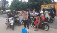 Permalink ke Kapolsek Tenayan Raya Pimpin Pembagian 120 Paket Takjil Gratis