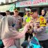 Berkah di Bulan Ramadhan, Kapolres Siak Bersama PJU Polres Siak Bagi-Bagi Takjil Untuk Masyarakat di Pos Pam Kecamatan Tualang