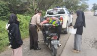 Permalink ke Bantu Ibu-ibu Mengalami Bocor Ban, Anggota Polsek Tualang Berikan Bantuan