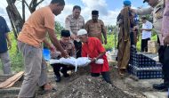 Permalink ke Kapolsek Perhentian Raja Sholat dan Makamkan Bayi Yang Ditemukan di Kebun Sawit