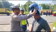 Permalink ke Keselamatan di Jalan raya Kasat Lantas Polres Siak AKP Fandri Bagikan Helm SNI dan Kaca Spion