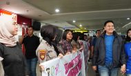 Permalink ke PJU dan Istri Serta Ratusan Personel Polda Riau Sambut Kedatangan Tim Volly Polda Riau Dengan Penuh Suka Cita Permalink ke PJU dan Istri Serta Ratusan Personel Polda Riau Sambut Kedatangan Tim Volly Polda Riau Dengan Penuh Suka Cita