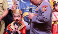 Permalink ke Kapolri dan Ketua Bhayangkari Sapa Dua Anak Pemenang Lomba Setapak Perubahan Permalink ke Kapolri dan Ketua Bhayangkari Sapa Dua Anak Pemenang Lomba Setapak Perubahan