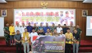 Permalink ke Polres Kuansing Gelar Silaturahmi Kamtibmas: Wujudkan Pilkada 2024 yang Damai, Kondusif, dan Berkah  TELUKKUANTAN,- Polres Kuansing gelar Silaturahmi Kamtibmas dengan tema “Mewujudkan Pilkada 2024 yang Damai, Kondusif, dan Berkah di Kabupaten Kuansing.” Pada hari Selasa (10/9/2024), pukul 08:30 WIB, bertempat di Aula Satnika Satyawada Polres Kuansing, Acara ini dihadiri oleh berbagai pihak terkait untuk mendukung suksesnya penyelenggaraan Pilkada di Kabupaten Kuansing.  Acara tersebut dihadiri oleh berbagai tokoh penting, di antaranya Kapolres Kuansing AKBP Pangucap Priyo Soegito, S.I.K., M.H., Bupati Kuansing yang diwakili oleh Asisten III Pemkab Kuansing Drs. Rustam, Ketua Pengadilan Kuansing Subiar Teguh Wijaya, S.H., serta tiga pasangan bakal calon bupati dan wakil bupati Kuansing.  Kapolres Kuansing AKBP Pangucap Priyo Soegito, S.I.K., M.H., menegaskan komitmen netralitas Polri selama proses Pilkada dan berharap semua pihak dapat mendukung penyelenggaraan Pilkada yang aman, damai, dan kondusif. Kapolres juga mengingatkan bahwa pada 22 September 2024 akan dilaksanakan penetapan calon bupati, diikuti dengan pengundian nomor urut pada 23 September 2024.  Perwakilan TNI yang diwakili Danramil Kuantan Tengah, Kapten Infantri J. Sihombing, juga menegaskan komitmen TNI untuk menjaga stabilitas keamanan Pilkada, berkoordinasi dengan pihak Polri dan Pemda.  Ketua KPU Kuansing, Wawan Ardi, mengingatkan bahwa proses penetapan dan pencabutan nomor urut calon akan dilakukan pada 22-23 September 2024. Beliau juga memperkenalkan tema Pilkada dari KPU, yaitu “BEMANSANAK,” yang mencerminkan semangat kebersamaan dan persaudaraan.  Ketua Bawaslu Kuansing, Mardius Adi Saputra, S.H., M.H., menyampaikan pentingnya menjaga integritas selama tahapan Pilkada dan menginformasikan rencana kampanye damai yang akan dilakukan pada hari pertama kampanye.  Ketiga pasangan calon, yakni Suhardiman Amby-Muklisin (SDM), Halim-Sardiyono (HS), dan Adam-Sutoyo (AYO), sepakat untuk menjaga keamanan dan mendukung netralitas ASN selama proses Pilkada. Mereka juga berkomitmen untuk menciptakan suasana Pilkada yang damai dan bermartabat.  “Kegiatan ini dilaksanakan dengan harapan bersama bahwa Pilkada 2024 di Kabupaten Kuansing dapat berjalan lancar, aman, dan memberikan berkah bagi seluruh masyarakat Kabupaten Kuansing,” Pungkas Kapolres.  Sumber: Humas Polres Kuansing
