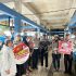 Blusukan ke Pasar Tradisional, Personil Satlantas Polres Pelalawan Beri Edukasi Pilkada Damai 2024.
