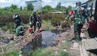 Permalink ke Brantas Sarang Nyamuk Malaria, Personel Kodim 0314/Inhil Bersama Masyarakat Kuala Selat Bersihkan Genangan Air
