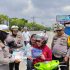 TIM COOLING SYSTEM DITLANTAS POLDA RIAU EDUKASI PENGENDARA DI TRAFFIC LIGHT YOS SUDARSO PEKANBARU.