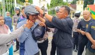 Permalink ke Sembari Olahraga Pagi Dirlantas Polda Riau Sapa Pengunjung CFD Pekanbaru & Bagikan Helm SNI