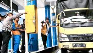 Permalink ke Kombes Taufiq Lukman Nurhidayat Pimpin Pengecekan Ketat di UPPKB Tenayan Raya, Kendaraan Dua Sumbu Ke Atas Wajib Patuhi Aturan Mudik Permalink ke Kombes Taufiq Lukman Nurhidayat Pimpin Pengecekan Ketat di UPPKB Tenayan Raya, Kendaraan Dua Sumbu Ke Atas Wajib Patuhi Aturan Mudik