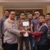 Kapolres Dumai AKBP Hardi Dinata, H, S,I,K, M, M Menerima Plakat Penghargaan Dari Serikat Buruh Tenaga Kerja Lokal( SB-TEKAL) Kota Dumai
