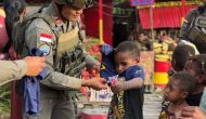 Permalink ke Satgas Ops Damai Cartenz 2025 Berbagi Kasih, Bagikan Pakaian untuk Anak-anak di Puncak Jaya