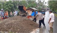 Permalink ke Bhabinkamtibmas Polsek Palembayan Turun Langsung Gotong Royong Bangun Rumah Warga