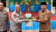 Permalink ke Wakapolda Riau Tanam Jagung Serentak di Lahan Perhutanan Sosial Kecamatan Tualang, Wujudkan Ketahanan Pangan dan Pemberian Bibit Tanaman Buah