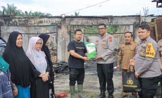 Permalink ke Bukan Sekadar Simpati, Tapi Aksi Nyata! Kapolres Kampar Beri Bantuan Langsung ke Korban Kebakaran Pasar Kuok, Bukti Polri Peduli