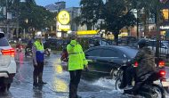 Permalink ke Hujan Deras Rendam Pekanbaru, Dirlantas Polda Riau Pimpin Langsung Urai Kemacetan dan Bantu Pengendara Permalink ke Hujan Deras Rendam Pekanbaru, Dirlantas Polda Riau Pimpin Langsung Urai Kemacetan dan Bantu Pengendara