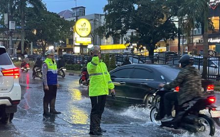 Permalink ke Hujan Deras Rendam Pekanbaru, Dirlantas Polda Riau Pimpin Langsung Urai Kemacetan dan Bantu Pengendara