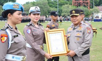 Permalink ke Kapolda Riau Beri Penghargaan kepada Delapan Personel Ditlantas, Briptu Jessica Harumkan Nama Polda di Kejuaraan Karate Nasional